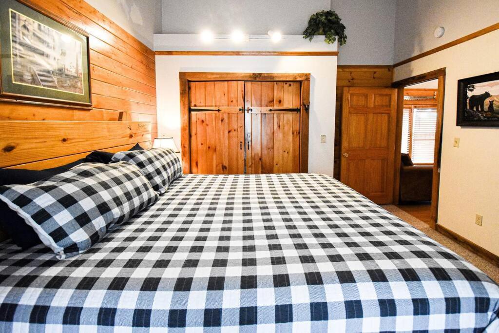 Four Private Suites - Hot Tub - Arcade - Fast Wi-Fi - One Minute To Parkway Fun Pigeon Forge Exterior foto