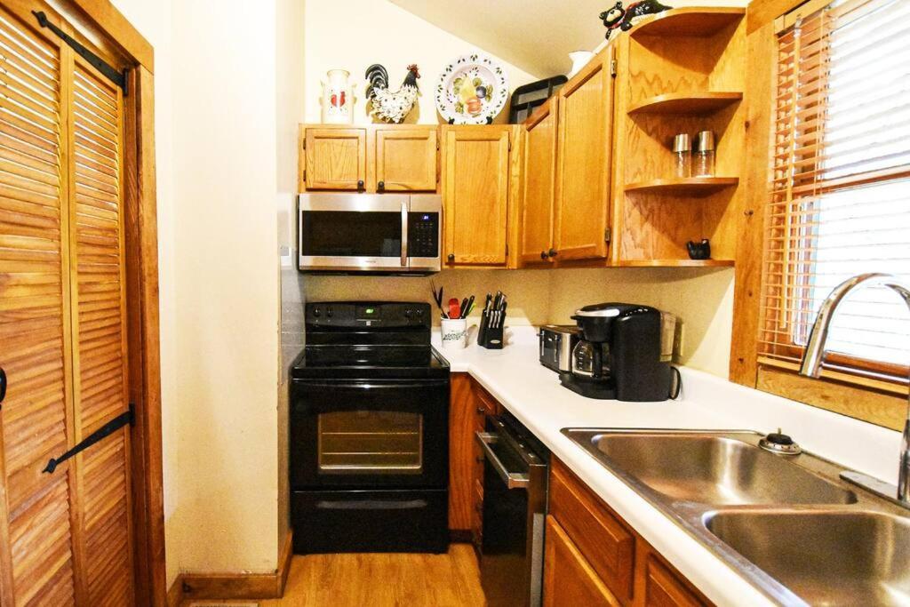 Four Private Suites - Hot Tub - Arcade - Fast Wi-Fi - One Minute To Parkway Fun Pigeon Forge Exterior foto