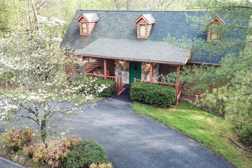 Four Private Suites - Hot Tub - Arcade - Fast Wi-Fi - One Minute To Parkway Fun Pigeon Forge Exterior foto
