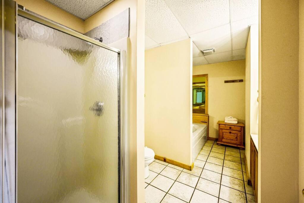 Four Private Suites - Hot Tub - Arcade - Fast Wi-Fi - One Minute To Parkway Fun Pigeon Forge Exterior foto