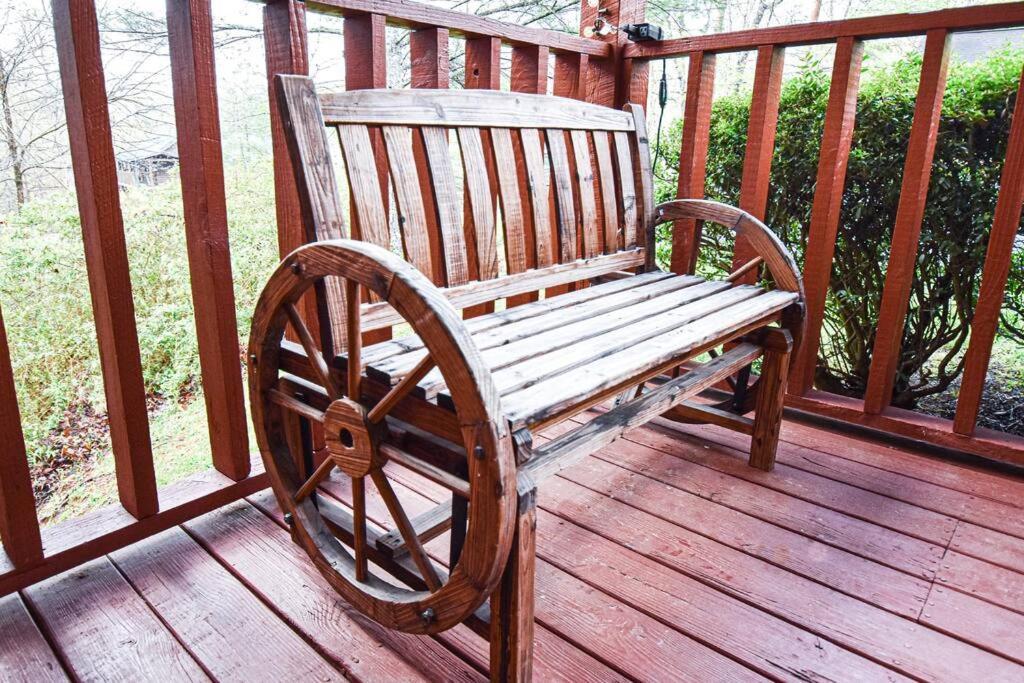 Four Private Suites - Hot Tub - Arcade - Fast Wi-Fi - One Minute To Parkway Fun Pigeon Forge Exterior foto